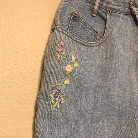 vtg high rise embroidered denim shorts - Picture 3 of 4